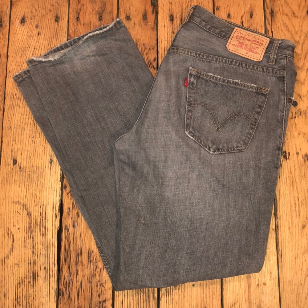 559 relaxed straight Levi’s. Distressed Gray